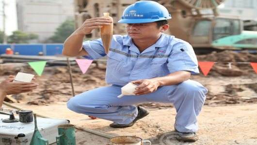 巖石地層出現(xiàn)返漿無法攜帶鉆屑，清孔扭矩降低不明顯怎么處理？